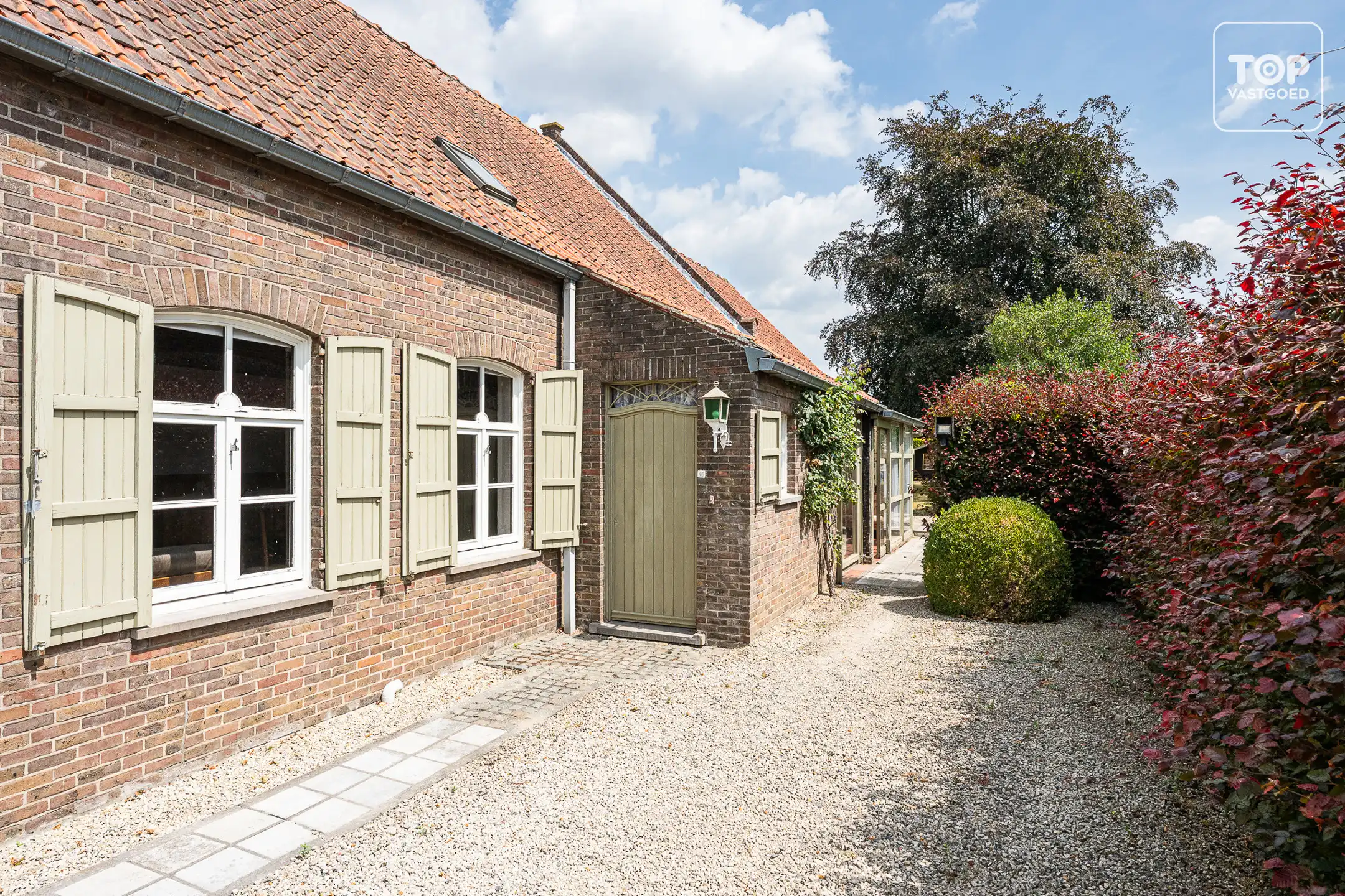 Rustig gelegen woning met ruime tuin, bos en prachtig open uitzicht foto 2