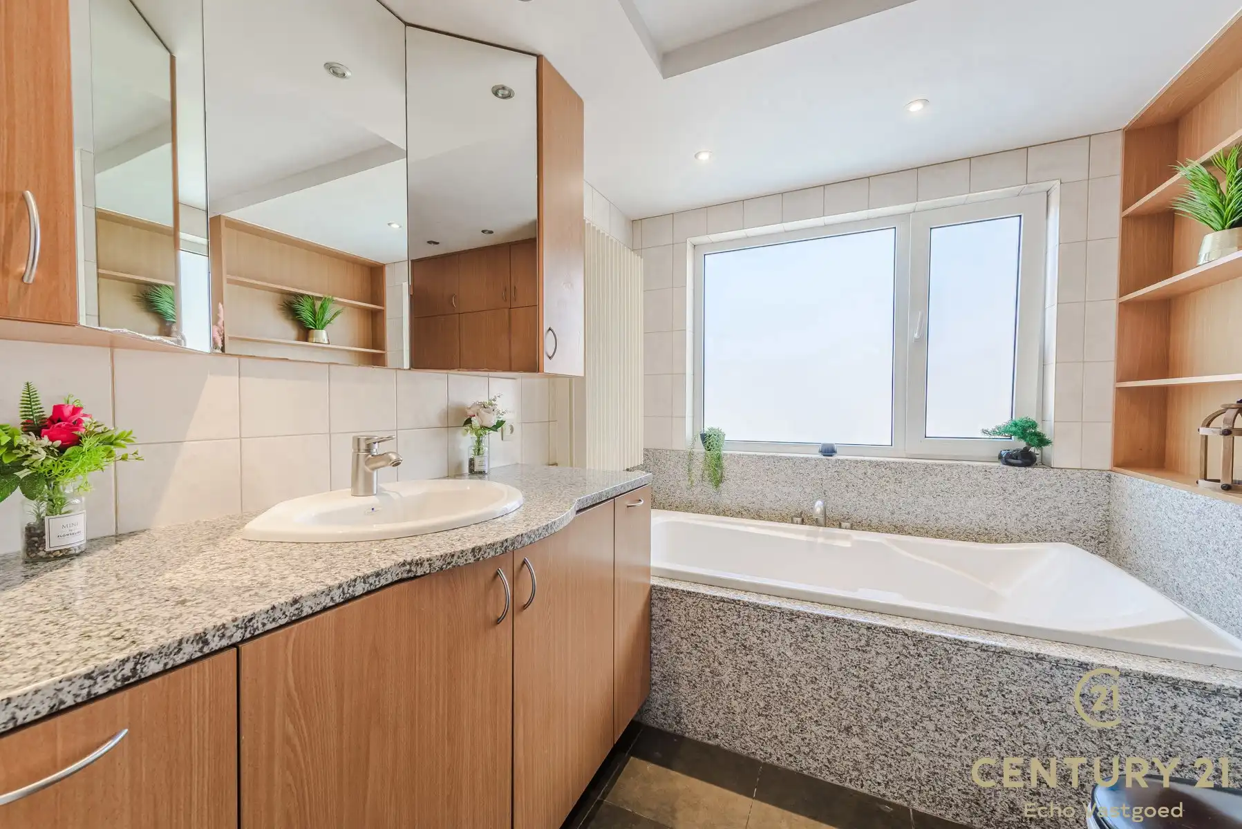 Ruime, gerenoveerde woning met 4 slpk en stadstuin foto 21