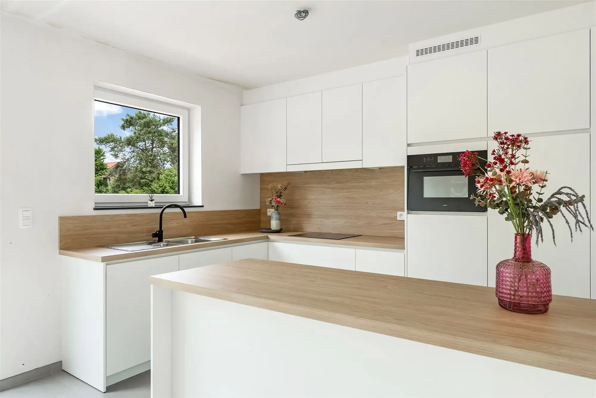 VOLLEDIG AFGEWERKTE NIEUWBOUWWONING IN DOODLOPENDE STRAAT foto 2