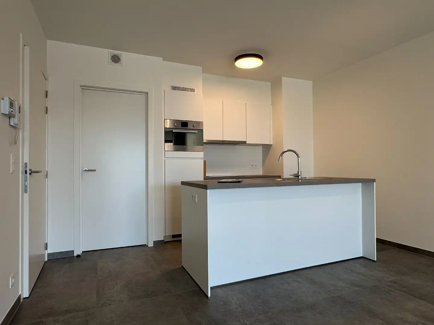 VOLLEDIG AFGEWERKT NIEUWBOUWAPPARTEMENT MET 2 SLAAPKAMERS, TERRAS, ONDERGRONDSE AUTOSTANDPLAATS EN KELDERBERGING IN RESIDENTIE "DE KWINT" TE ZONHOVEN  foto 3