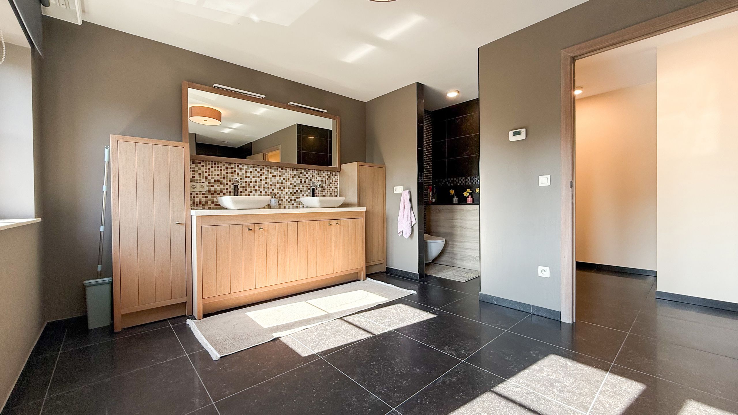 Karaktervolle nieuwbouw villa met 6slpks te Houthalen! foto 27