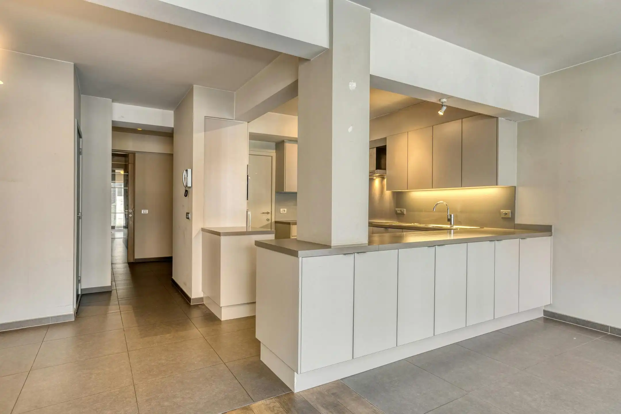 Lichtrijk 2-slpk app. met 2 terrassen in hartje Roeselare foto 6