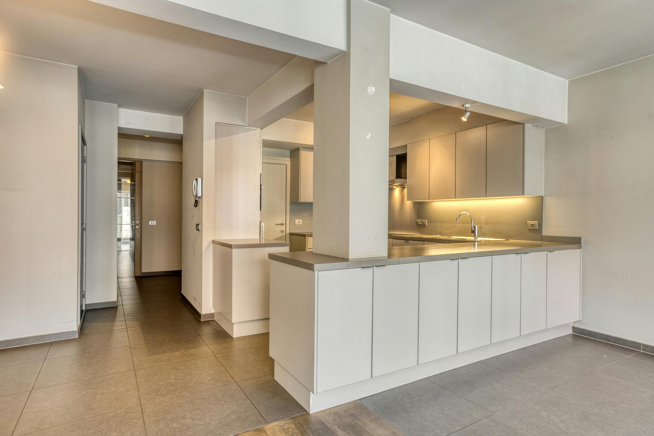 Lichtrijk 2-slpk app. met 2 terrassen in hartje Roeselare foto 6