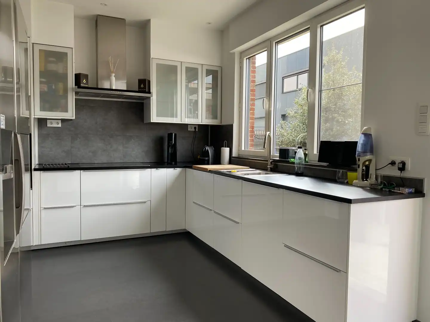 Karaktervolle gerenoveerde woning met garage en tuin foto 2