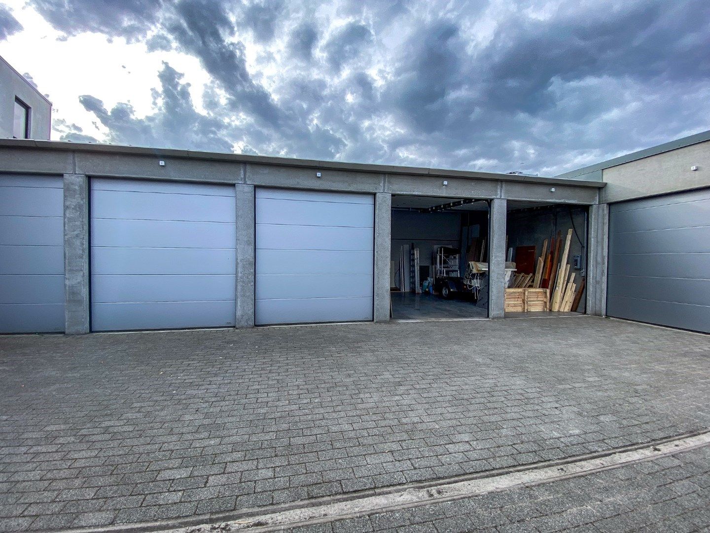 Bovengrondse dubbele garage / opslagruimte te huur in Diksmuide. foto 6