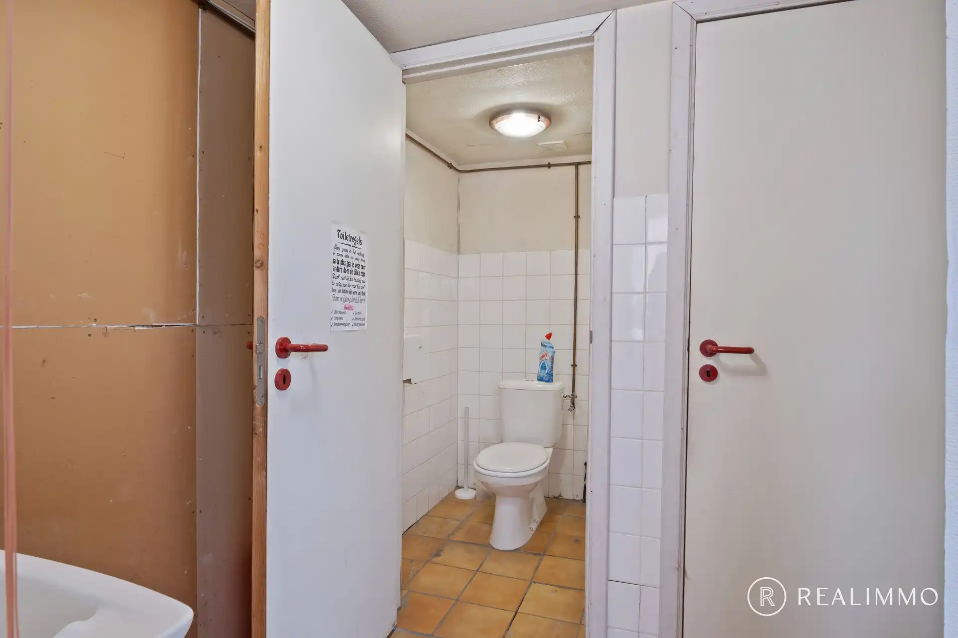 Verrassend ruim handelspand in hartje Kuurne foto 11