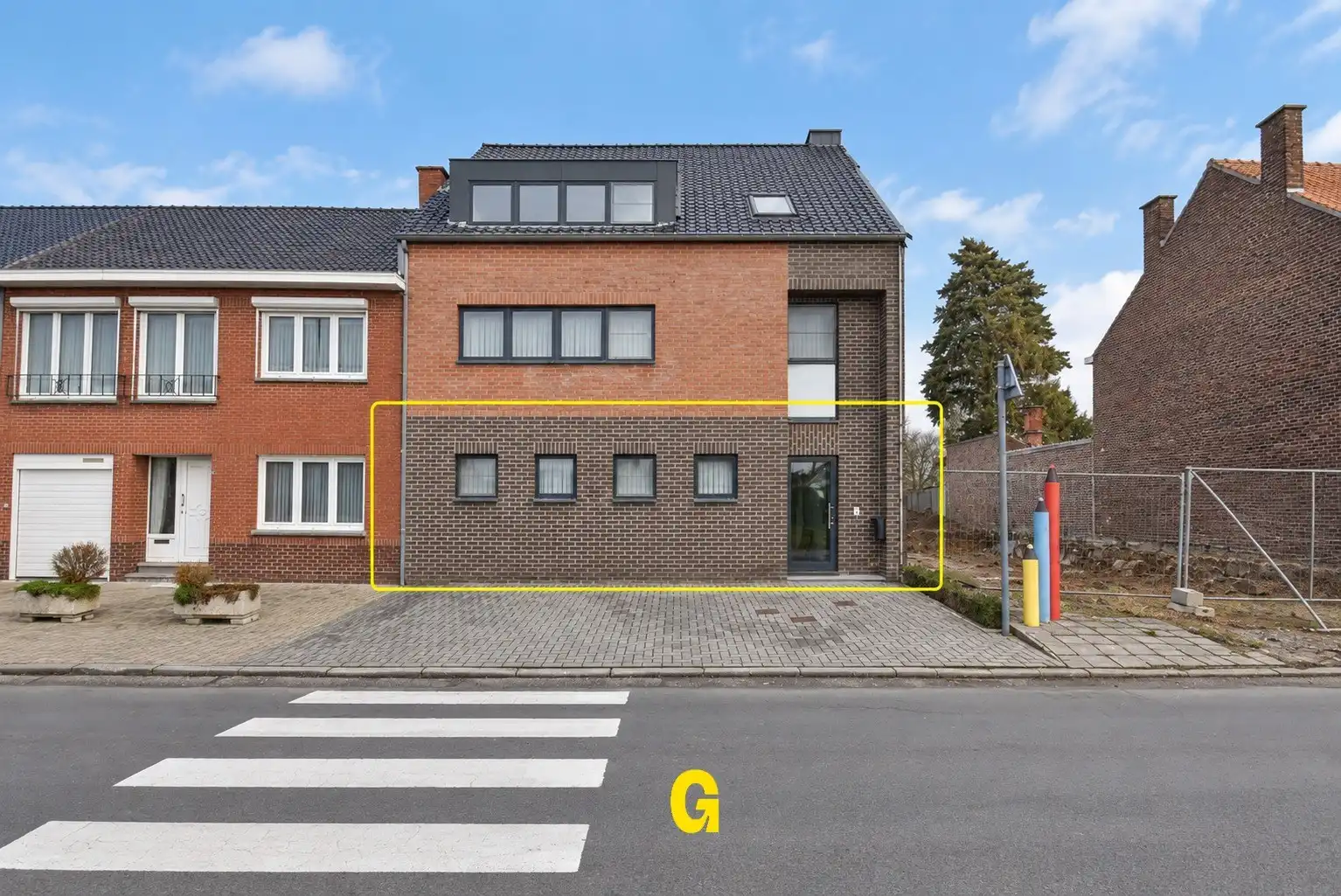 Ruim en degelijk gelijkvloersappartement met groot terras en tuintje   foto {{pictureIndex}}