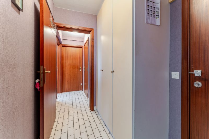 Roeselare-stadskern. Verzorgd twee-slaapkamerappartement met 3 terrassen, zuidelijk gelegen, 89m2 woonplezier. Aparte ondergrondse autostaanplaats mogelijk. foto 4