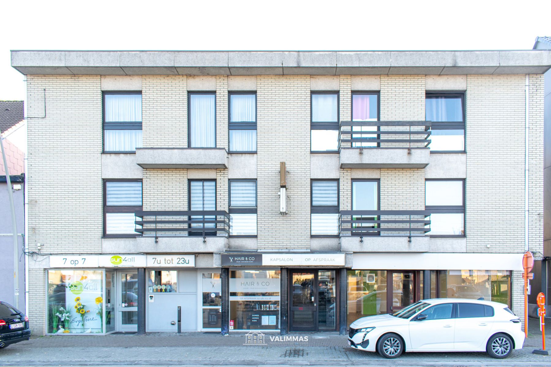 Gelijkvloerse kantoor- of handelsruimte + eventueel garage foto {{pictureIndex}}