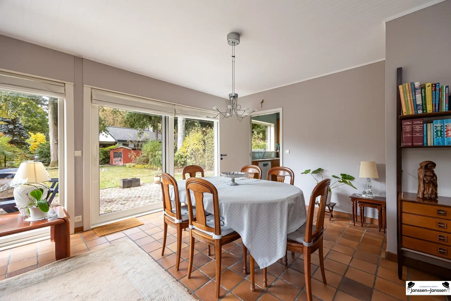 Verrassend ruime villa met ZW-gerichte tuin!  foto 5