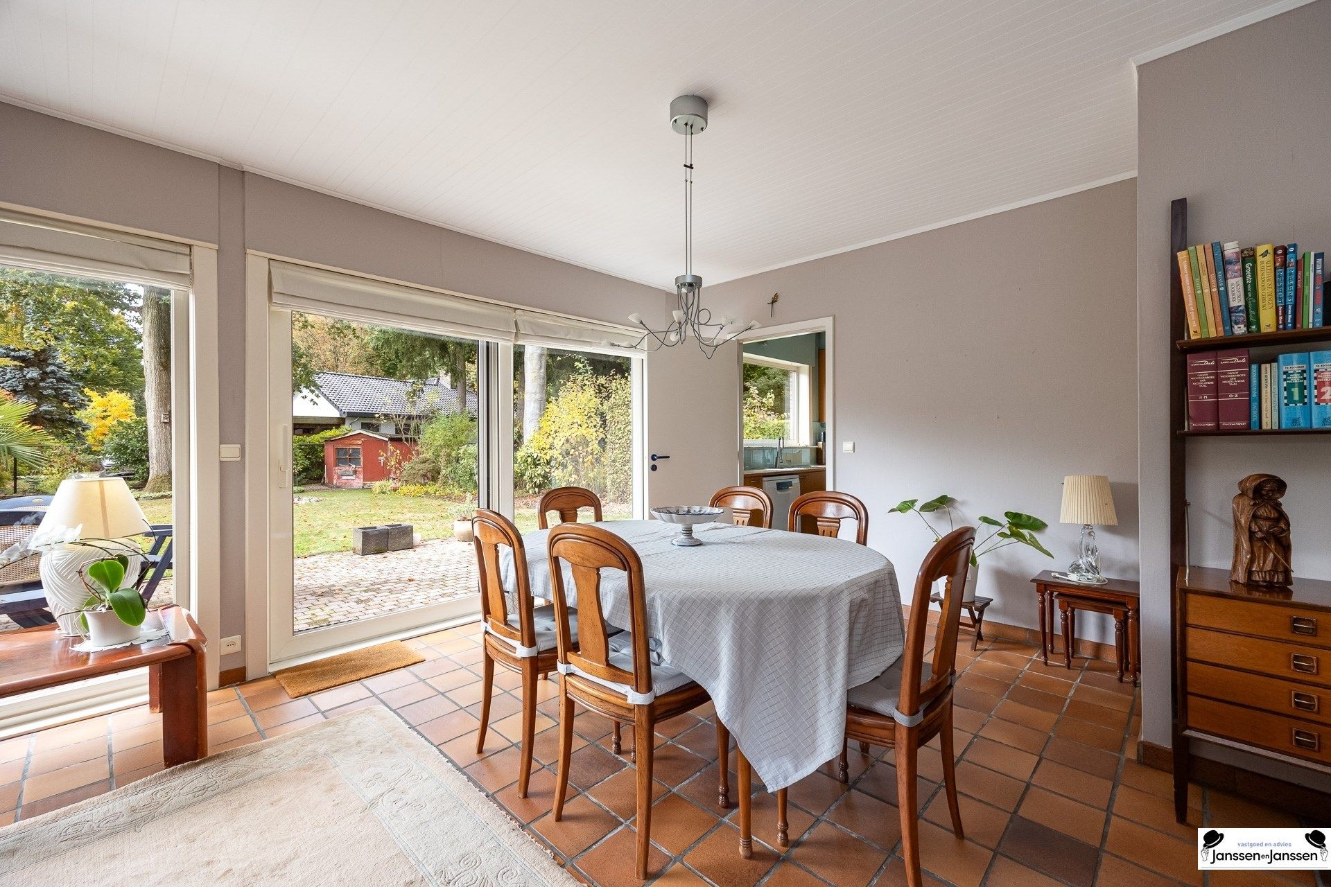 Verrassend ruime villa met ZW-gerichte tuin!  foto 5