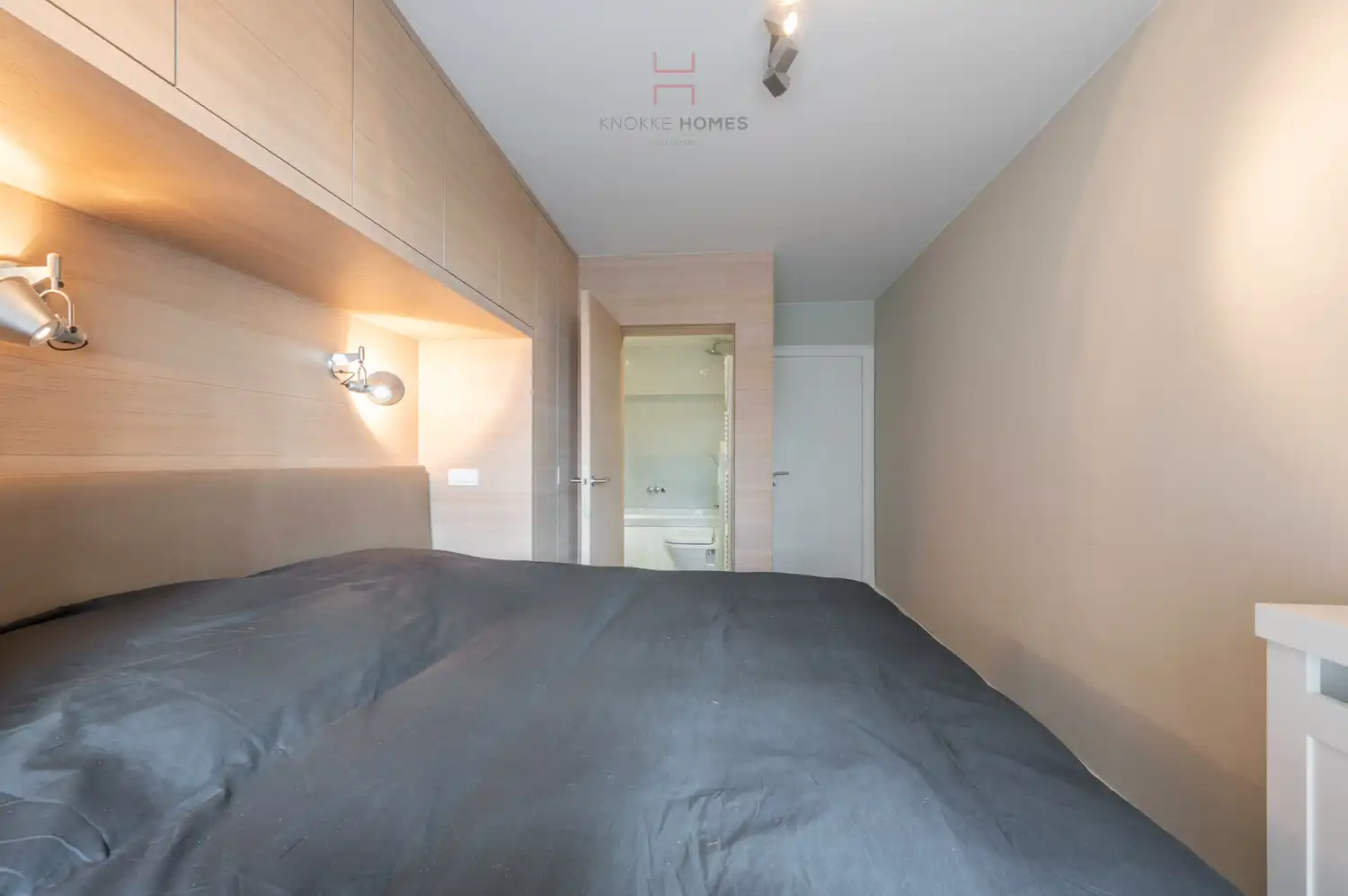 Instapklaar vernieuwd appartement met een mooi zijdelings zeezicht in Duinbergen foto 13