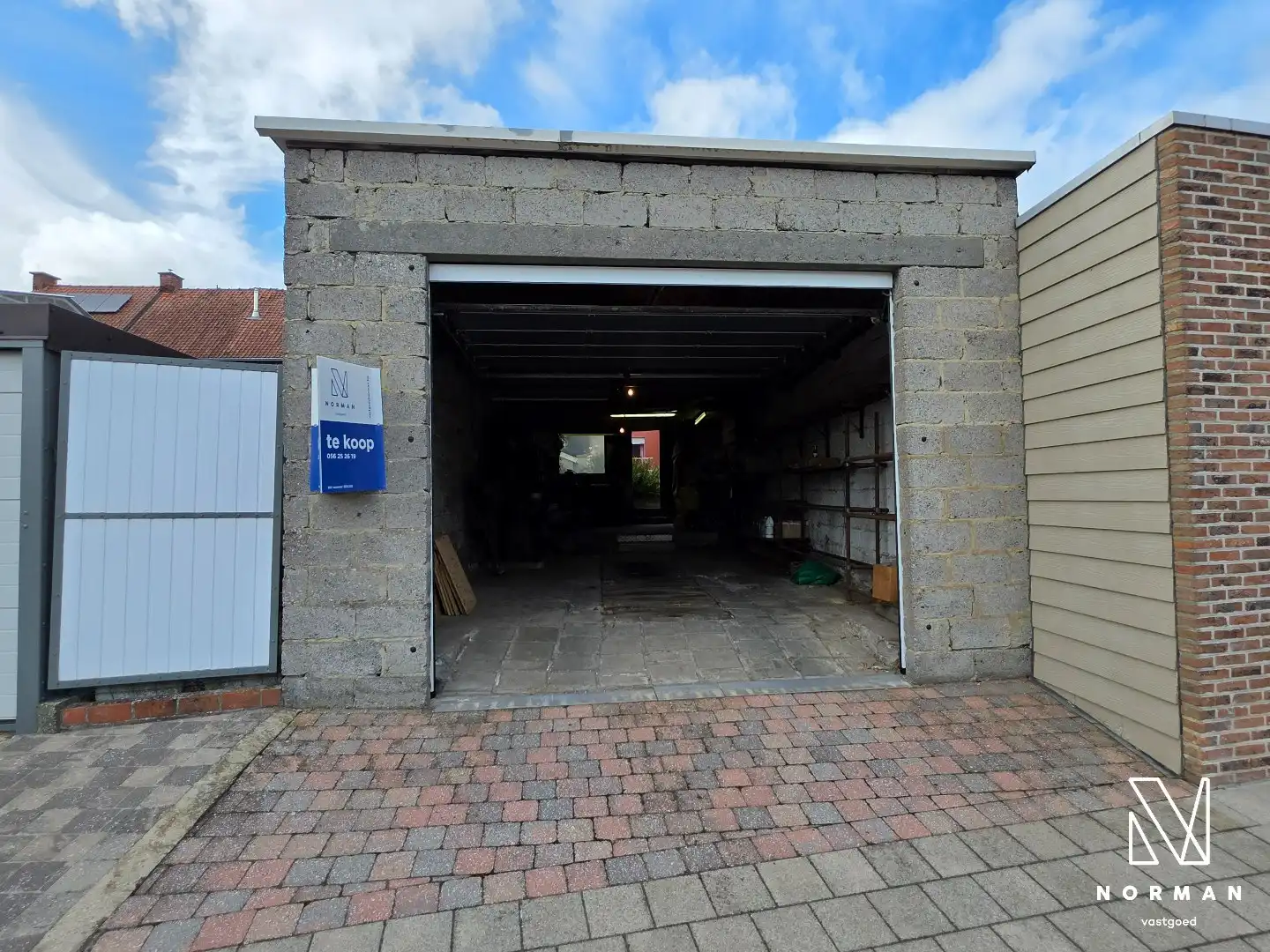 Hoofdfoto van de publicatie: Centraal gelegen woning met uitweg achteraan via grote garage/atelier te Kuurne