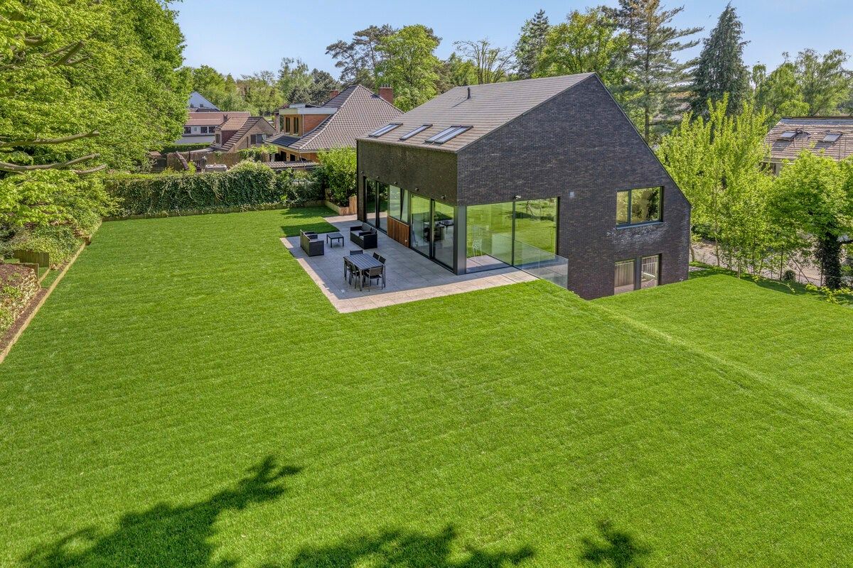 Exclusieve, energiezuinige villa op mooi perceel van ca. 21 are foto {{pictureIndex}}
