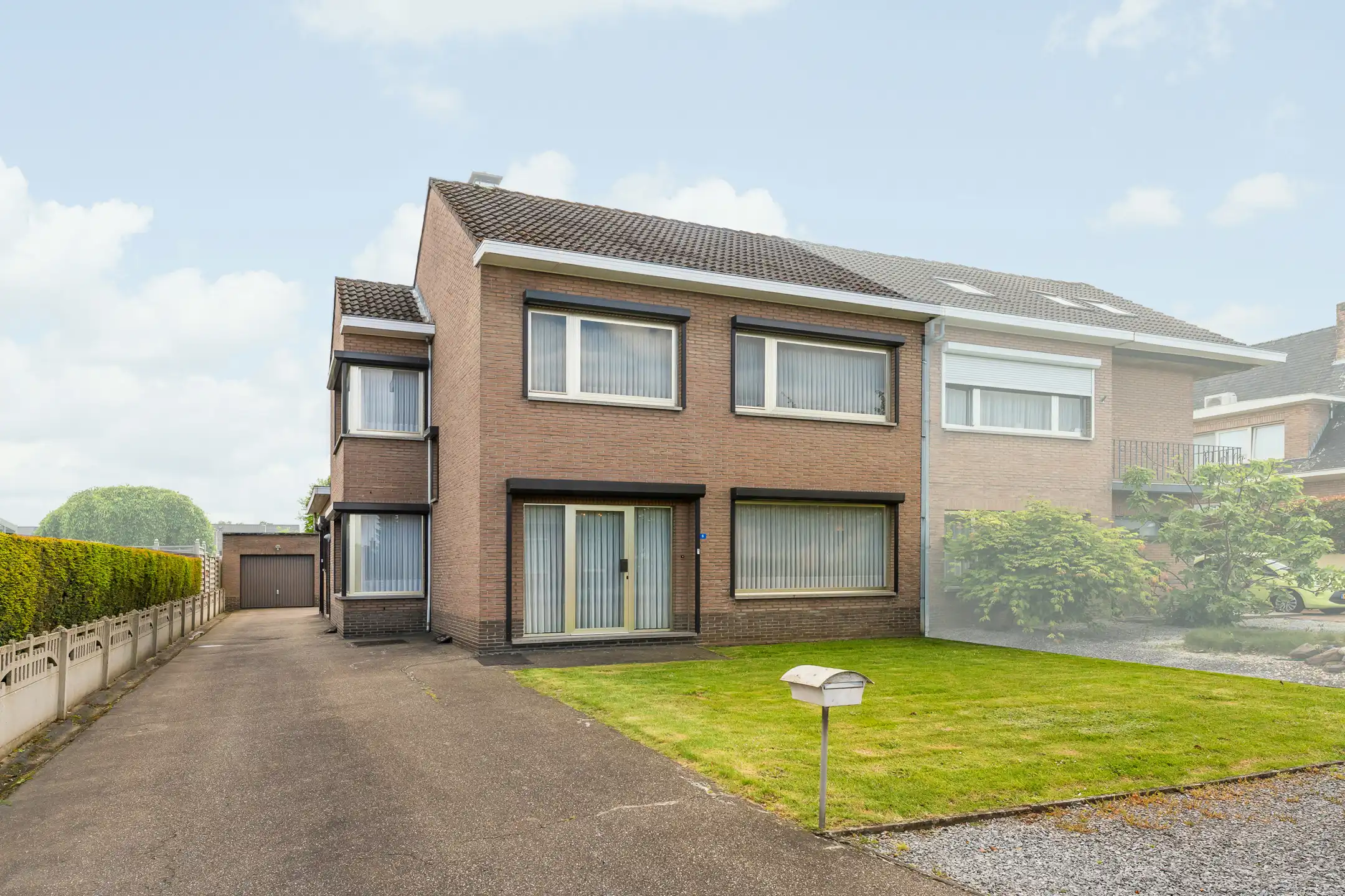 Hoofdfoto van de publicatie: Halfopen woning in residentiële wijk te Lanaken
