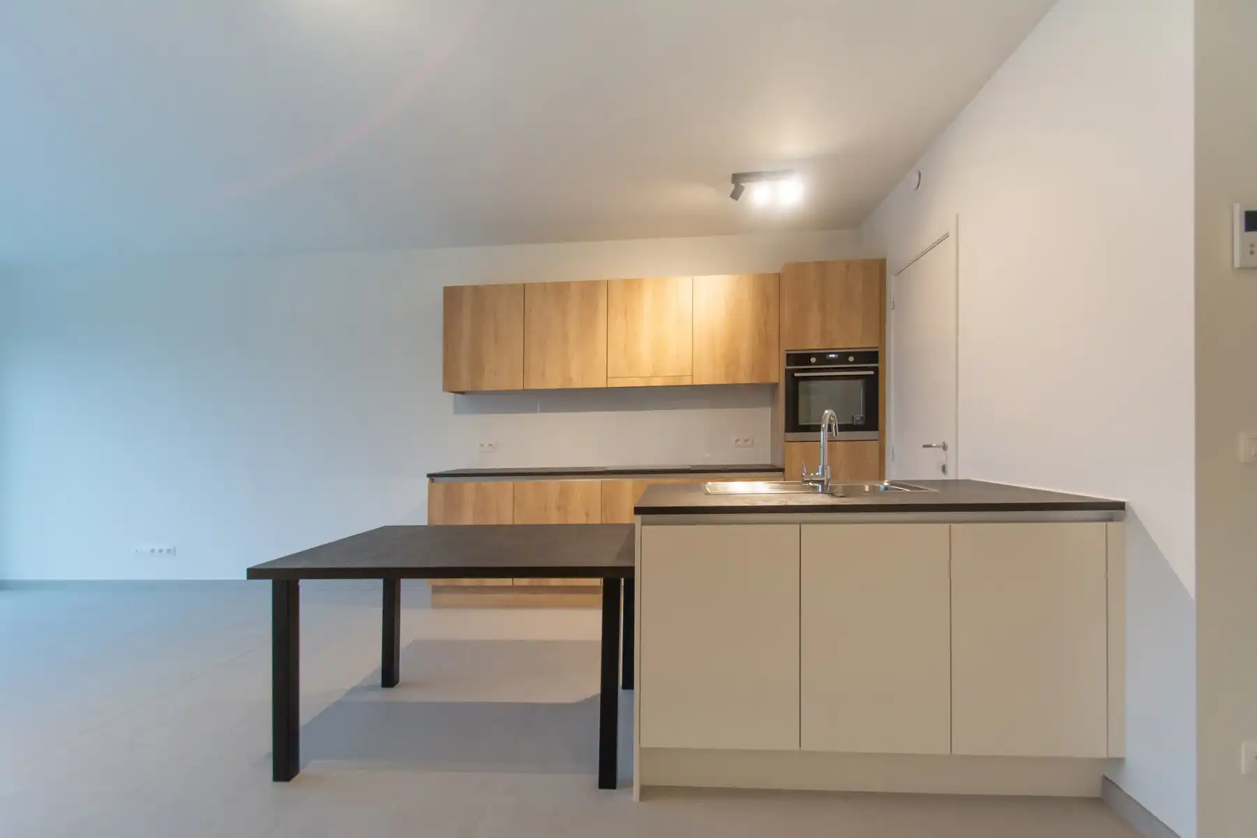 Prachtig nieuwbouwappartement met 2slpk. en balkon foto 3