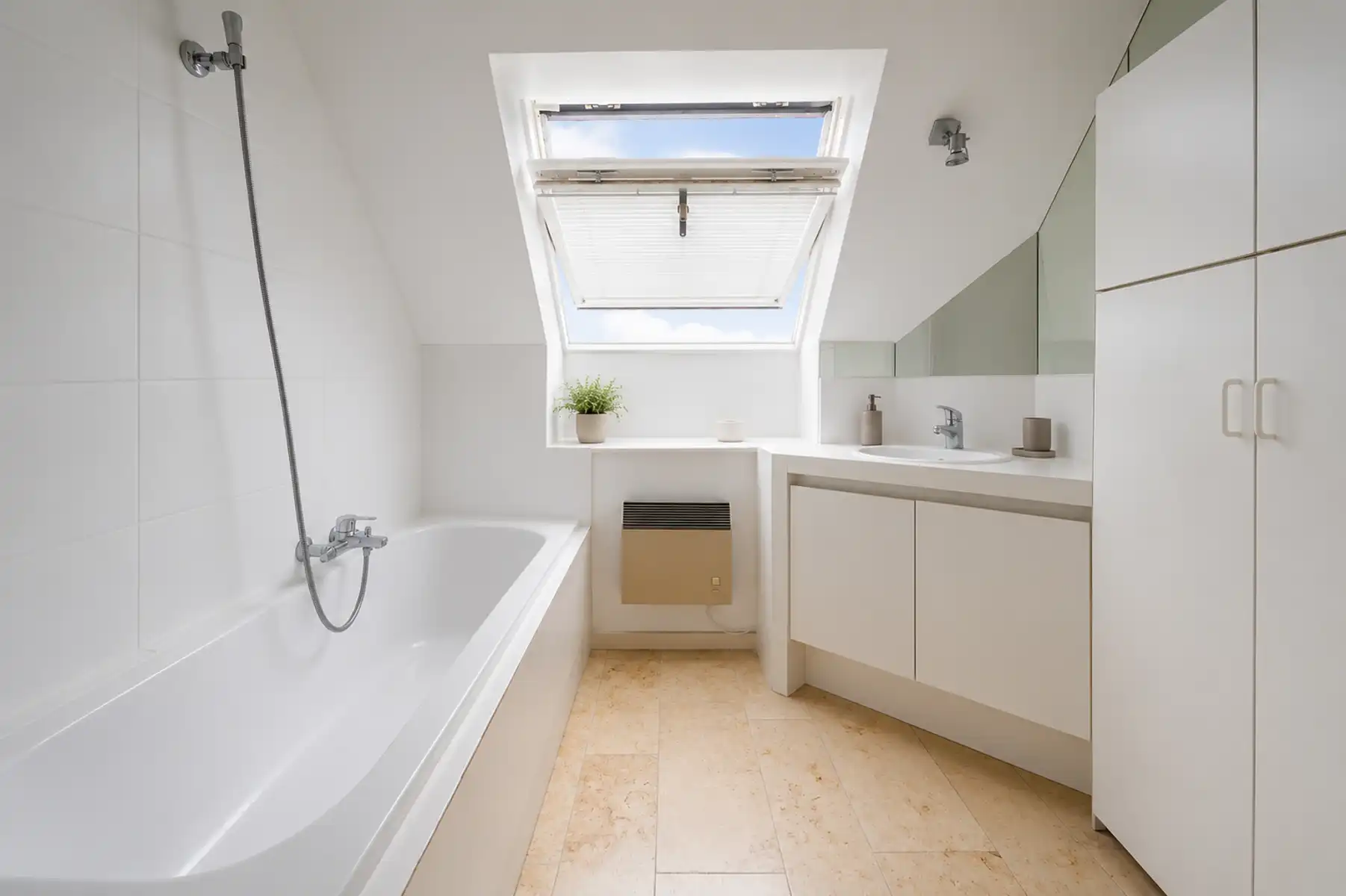 Instapklaar appartement aan de markt in Zele foto 12