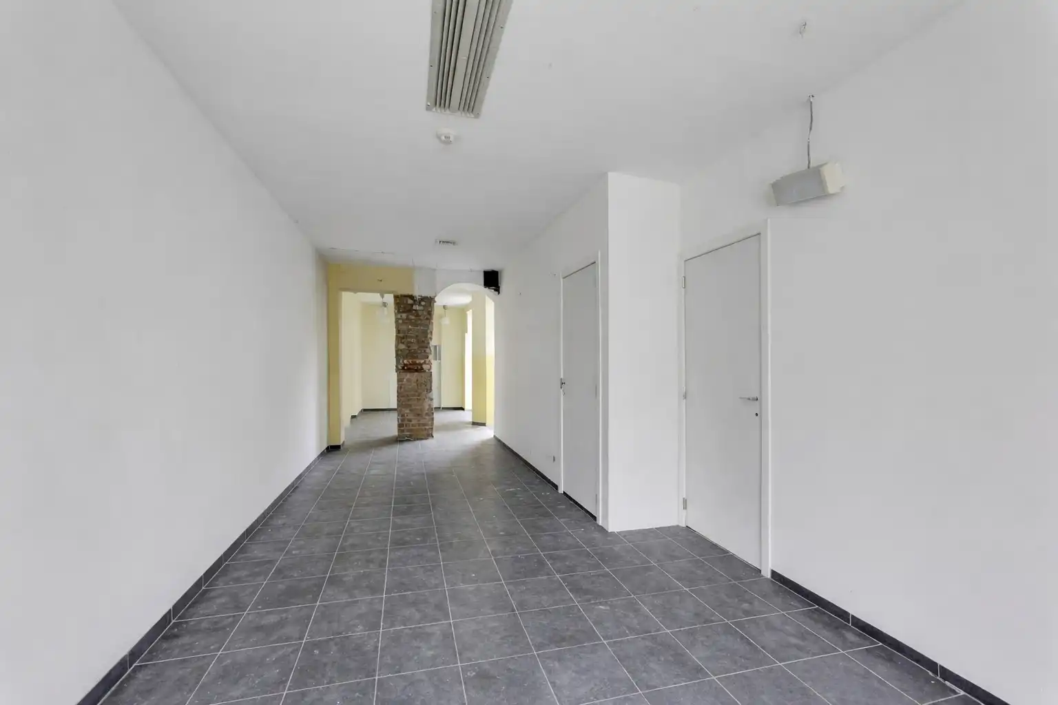 Gerenoveerd handelshuis op strategische locatie te Dilbeek! foto 2