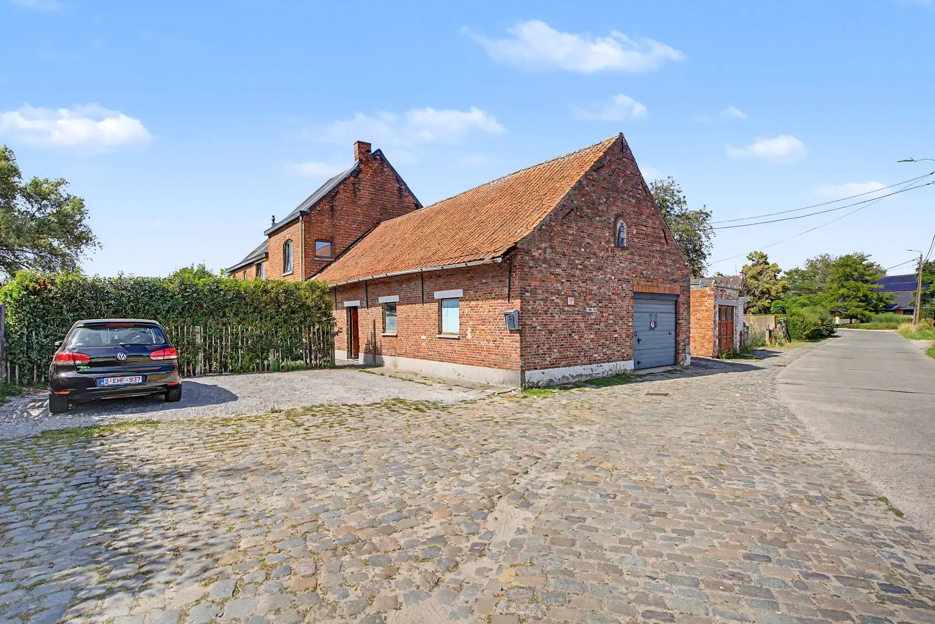 Heel ruime woning, met open zicht en grote garage/magazijn (82m²) op een perceel van 760m², te Grembergen foto 2