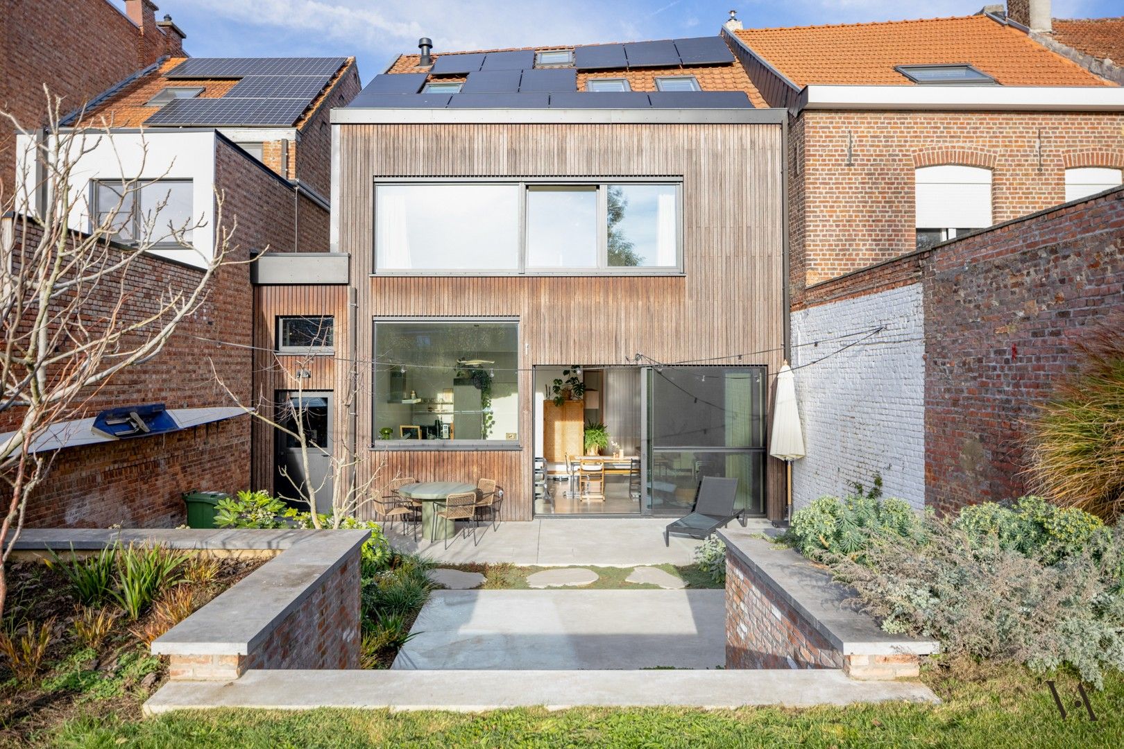 Prachtig gerenoveerde gezinswoning met grote tuin foto {{pictureIndex}}