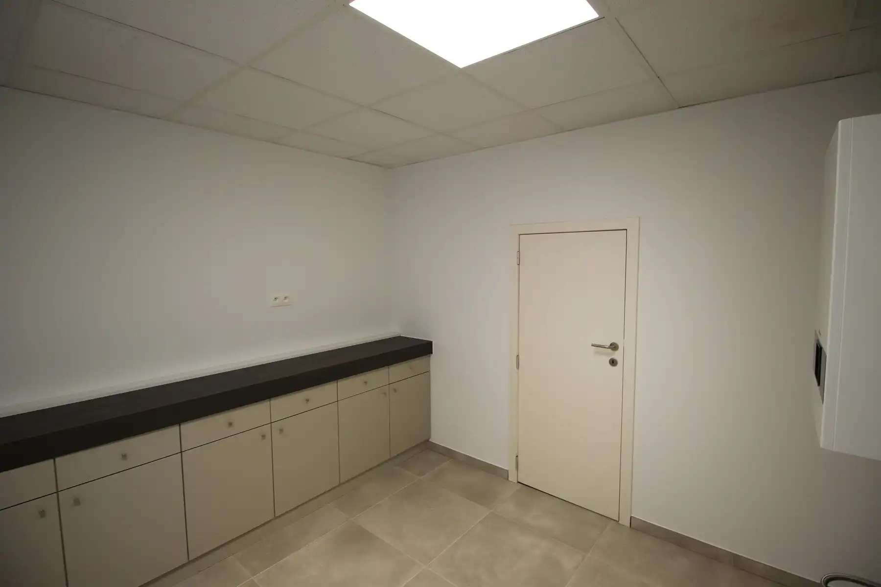 Uniek en ruim (ca 134m²) gelijkvloers appartement met 2 slaapkamers, terras en tuin en autostaanplaats. foto 10