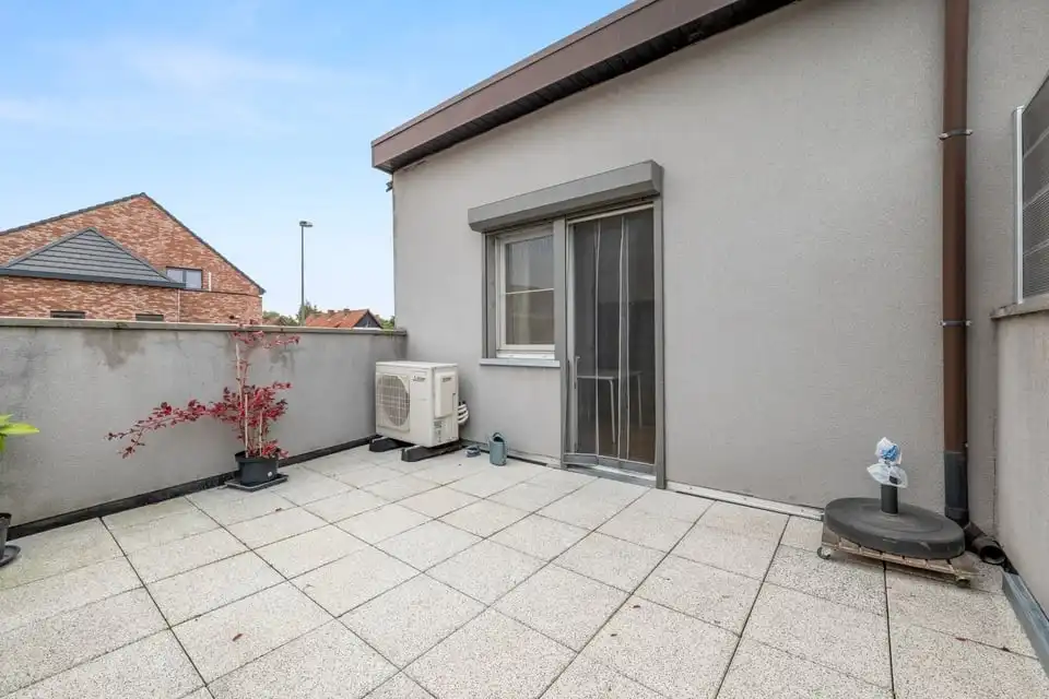 INSTAPKLARE HALFOPEN BEBOUWING MET ZONNEPANELEN EN TERRAS IN TONGEREN foto 21