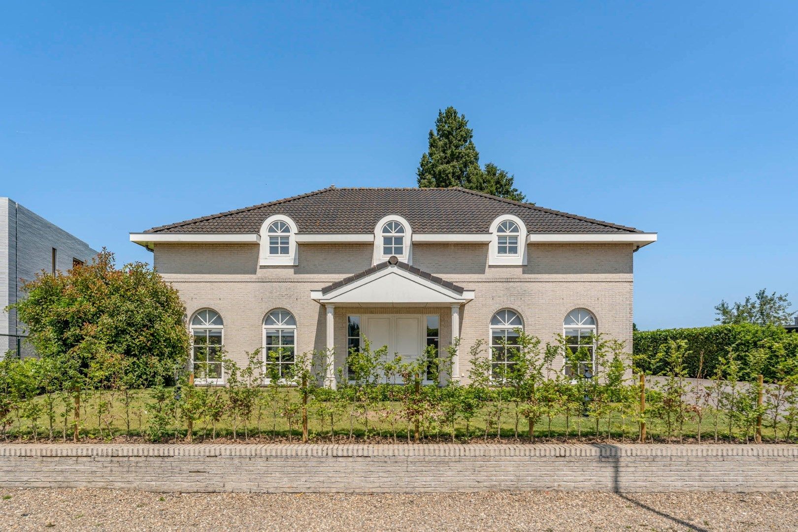 Ruime elegante villa met vrijstaande garage en tuin op 18a 99ca te Lanaken-Smeermaas foto 4