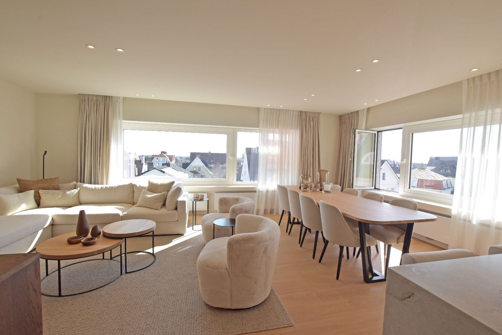 Heel smaakvol gerenoveerd hoek-appartement, rustig gelegen langs de J. Nellenslaan nabij de zee. foto 5