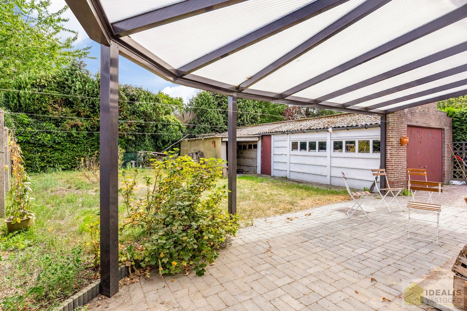 IDEALIS VASTGOED - Aangename karakterwoning op fijne locatie te Pelt. Deze woning omvat maar liefst +-143m² netto bewoonbare oppervlakte op een perceel van 4a 53ca met een ruime woonkamer, maar liefst 3 slaapkamers, badkamer, wasplaats, veranda en garage vlakbij de dorpskern van Boseind! Uiterst geschikt voor kandidaten op zoek naar een betaalbare woning op te frissen naar eigen wens. foto 31
