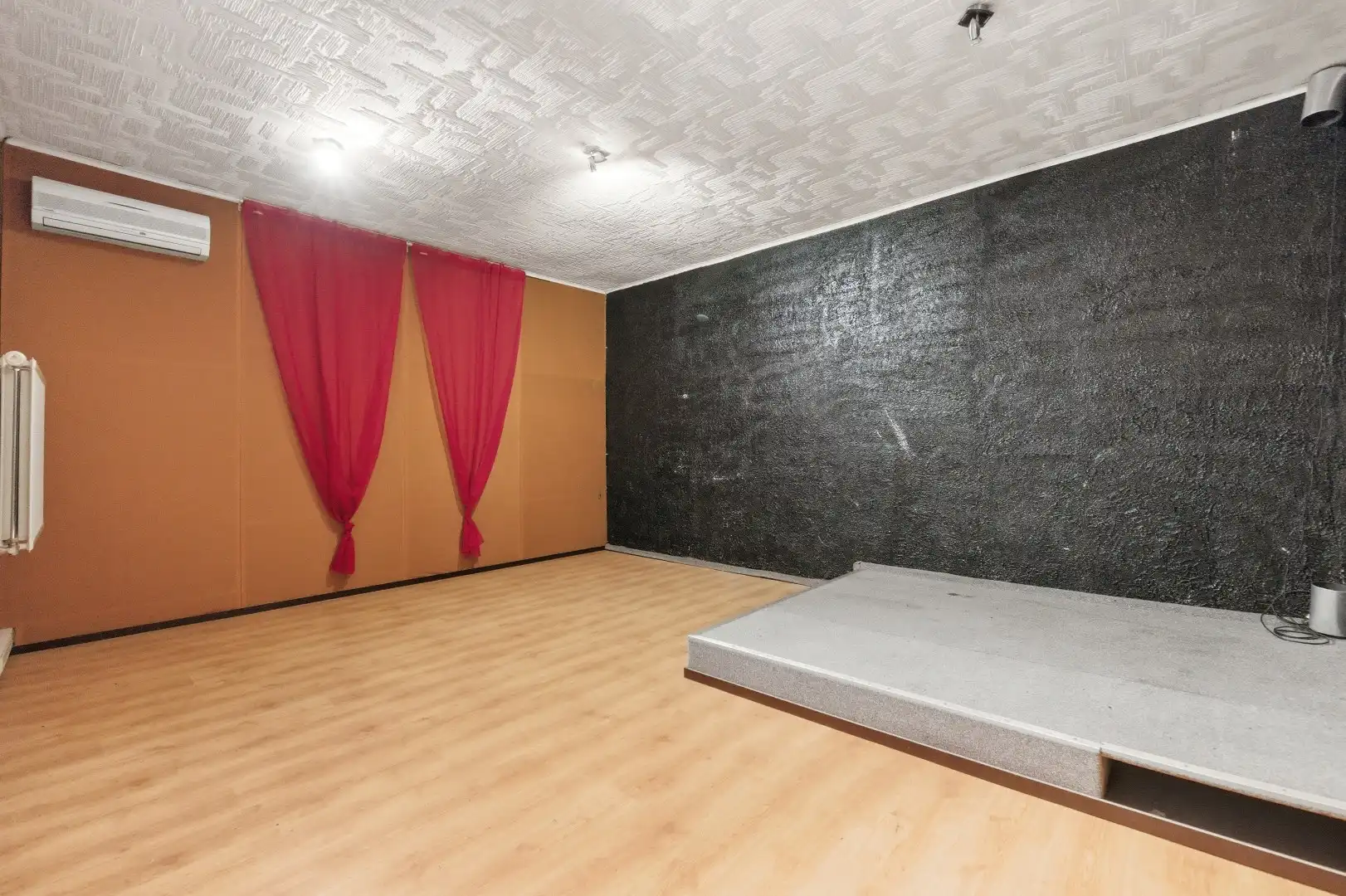 Op te frissen open bebouwing met veel ruimte en potentieel foto 16