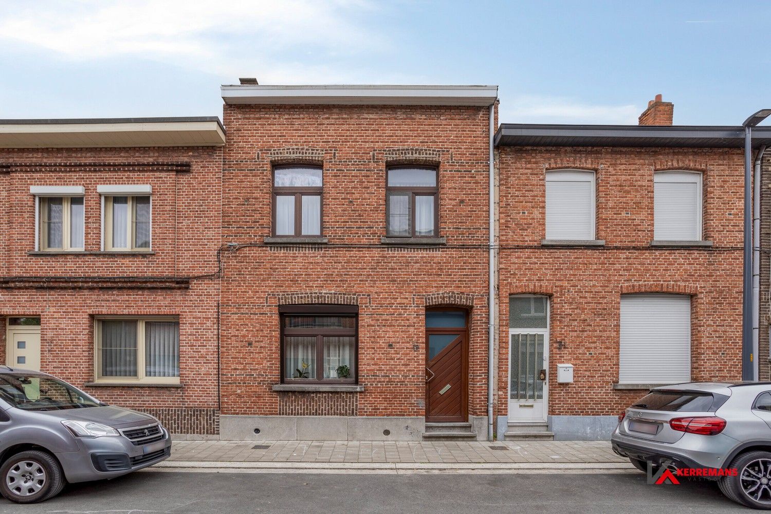 Instapklare woning met 4 slaapkamers, tuin en garage. foto {{pictureIndex}}