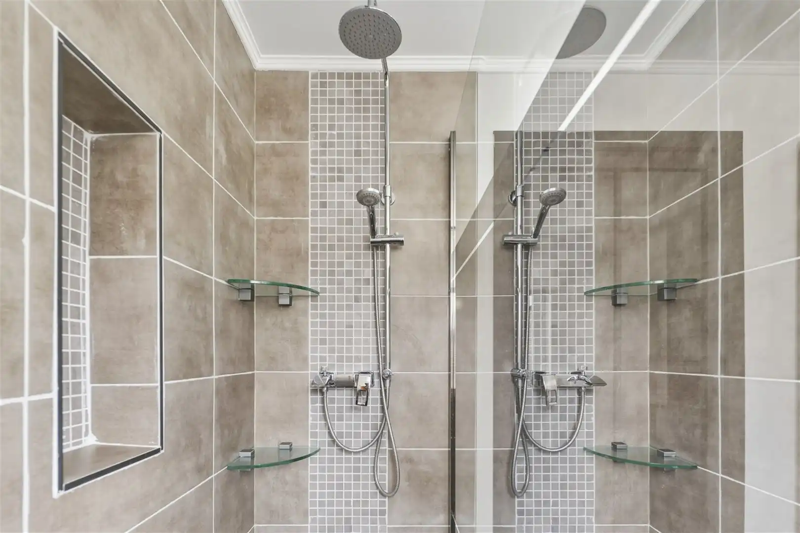 Volledig gerenoveerde gezinswoning met 5 slaapkamers foto 13