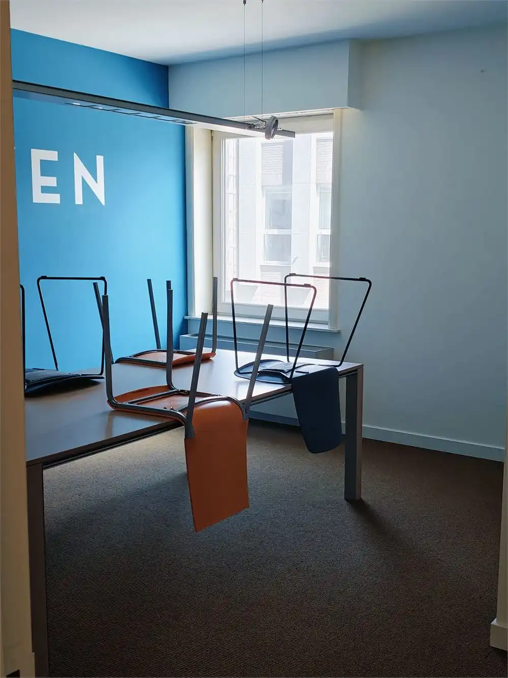 INSTAPKLAAR KANTOOR MET PARKING OP HOEKLOCATIE foto 7