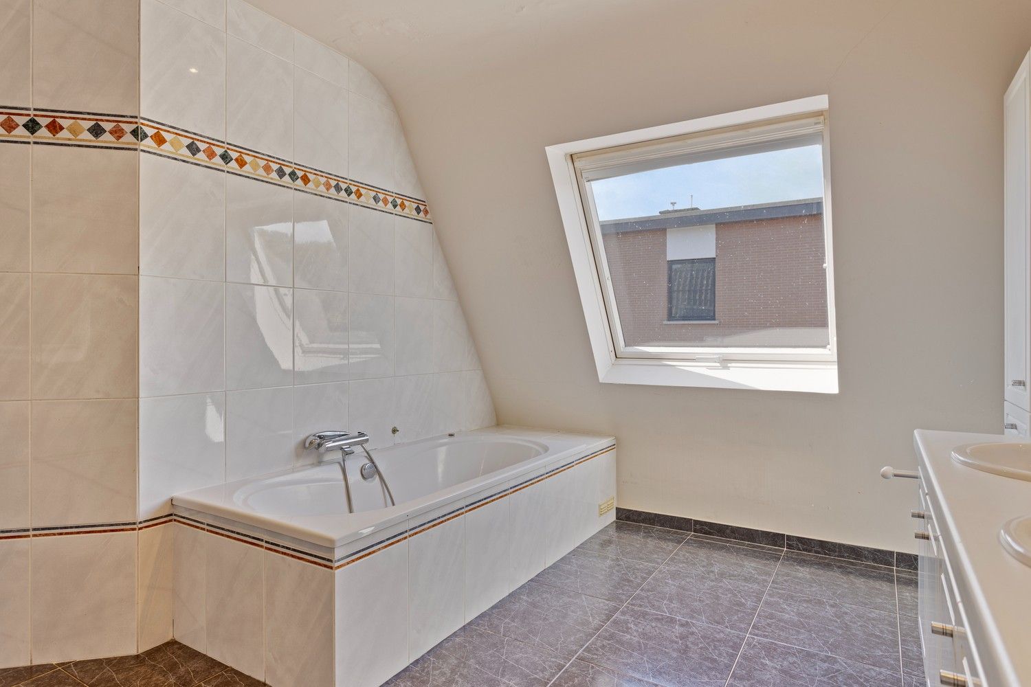 Ruime gezinswoning met achterliggend magazijn en garages te Mortsel foto 25