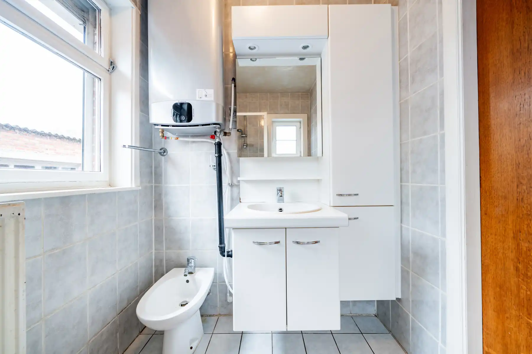 Karaktervolle jaren ’60 gezinswoning met een uitzonderlijk breed perceel (37m) en eindeloos potentieel op een toplocatie in Geel! foto 12