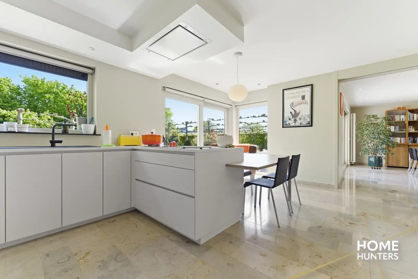 luxe villa met 4 slaapkamers, ruime tuin en een dubbele garage op een rustige locatie te Ieper foto 12