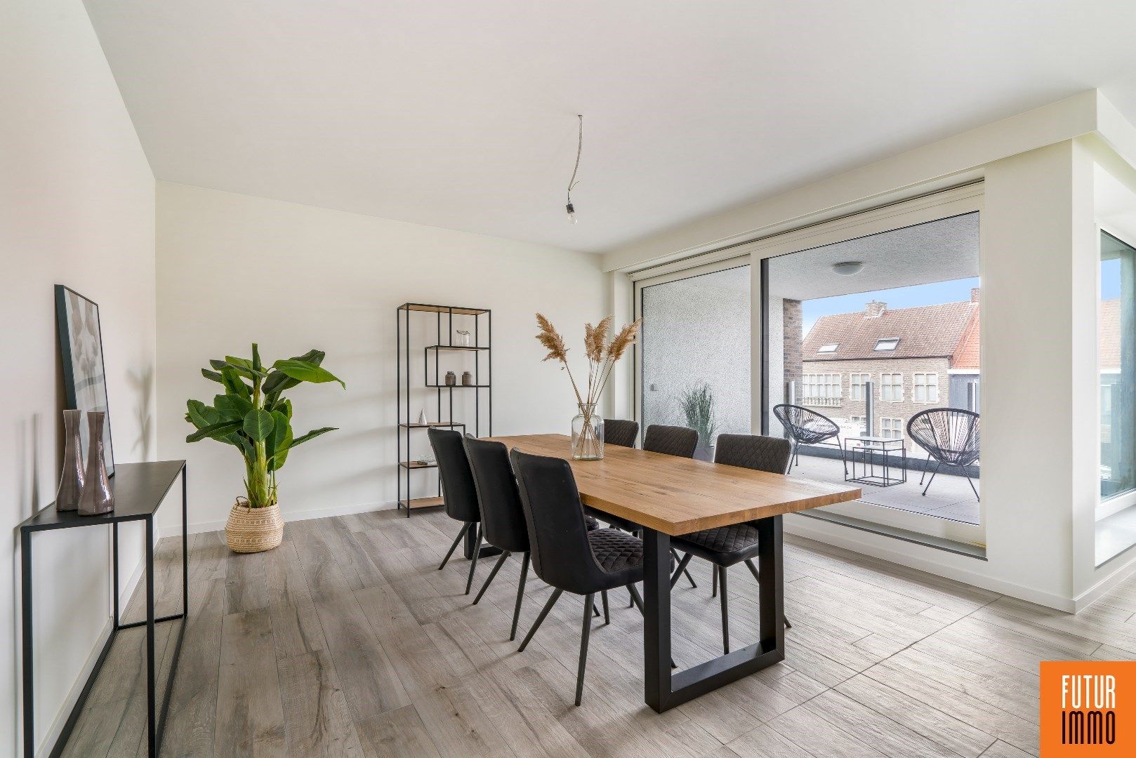 Lichtrijk gelijkvloers appartement met privé tuintje foto 5