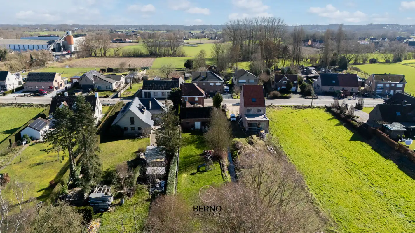 Te renoveren gezinswoning met uitgestrekte tuin en opslagplaats. foto 23