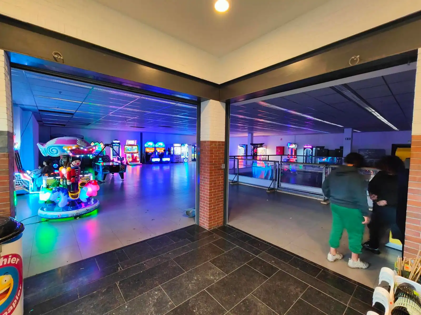 Shopping Center den Tir foto {{pictureIndex}}