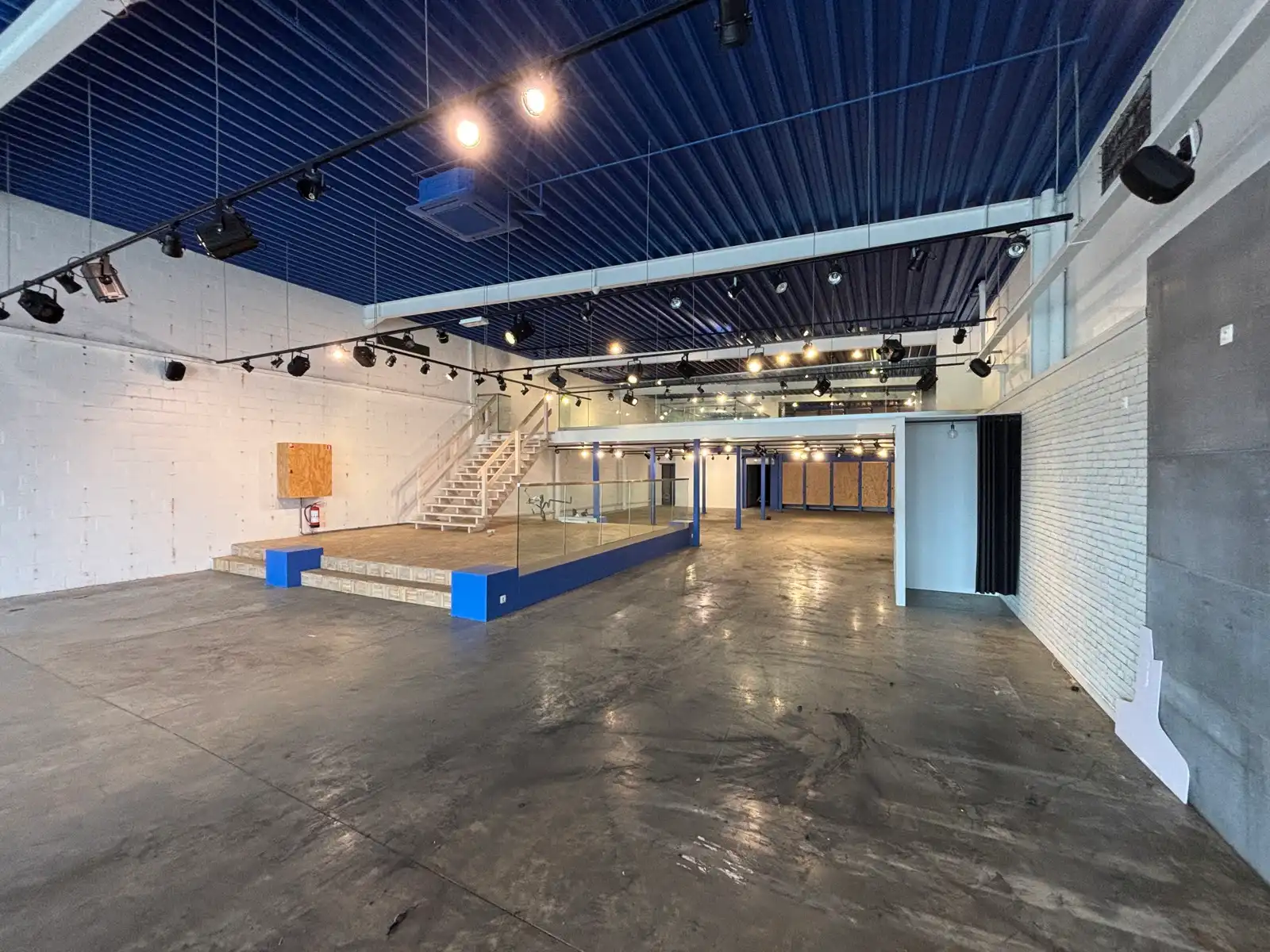 Commerciële ruimte van +- 700 m² te huur in Kuurne foto 3