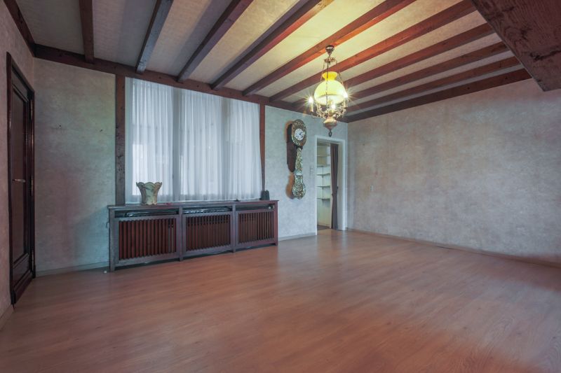 Rustig gelegen, ruime te moderniseren woning met tuin, garage en  bijgebouw van +/- 60m²  ....(kijkt uit op de velden). foto 10
