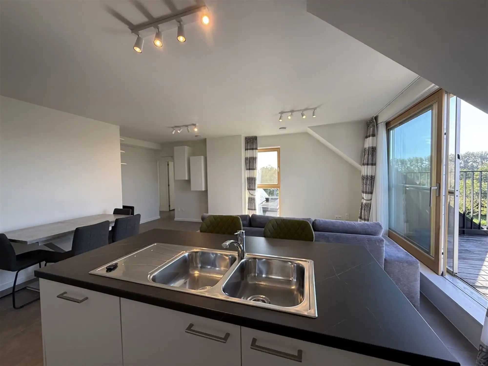 Recent, instapklaar APPARTEMENT met 2 slaapkamers, terras & overdekte autostaanplaats foto 8