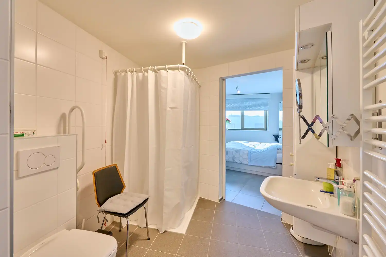 Ideaal gelegen serviceflat (tweede verdieping) met zongericht terras foto 4