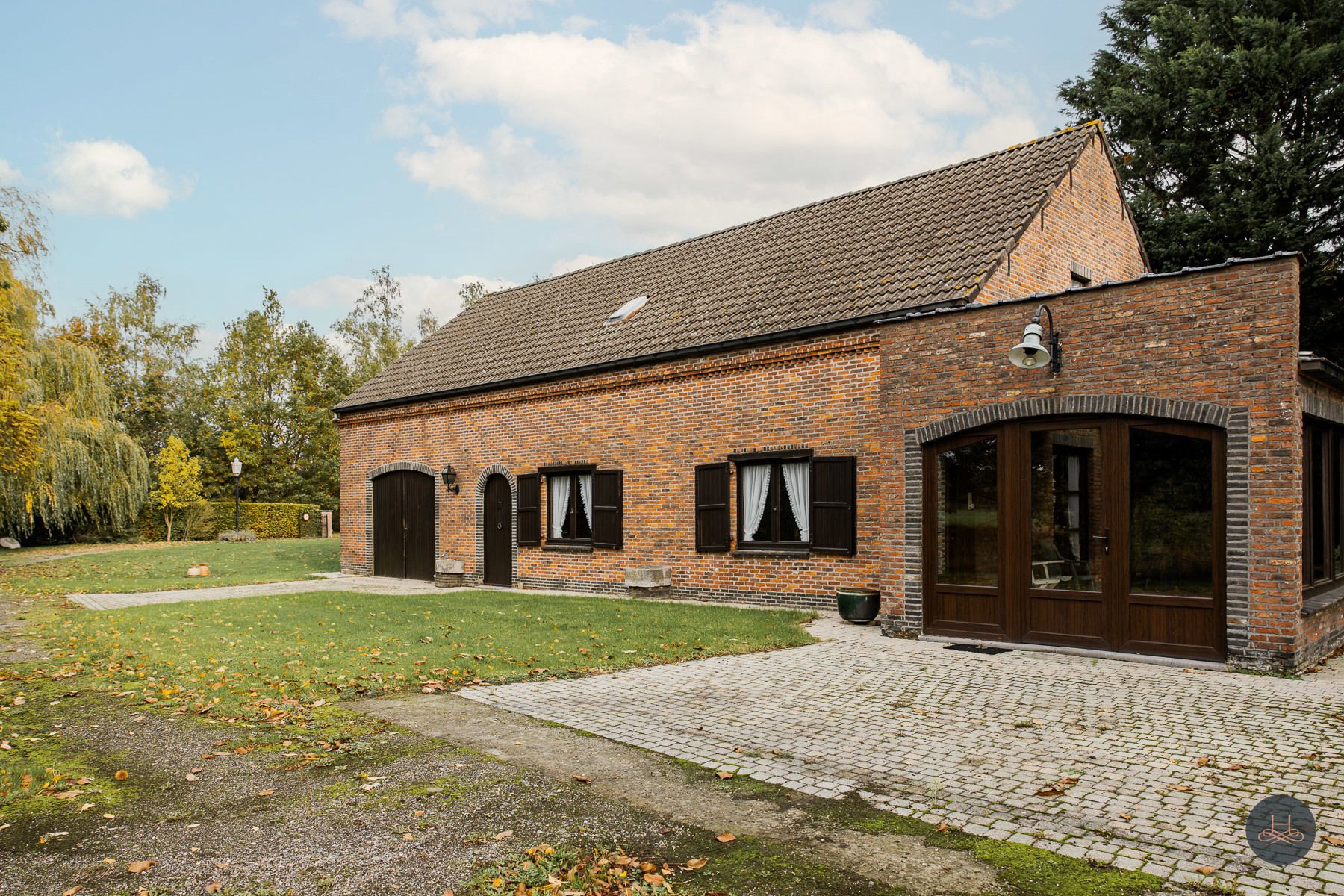 Groen, rustig gelegen woning op 1.71 ha tussen de weilanden foto 2