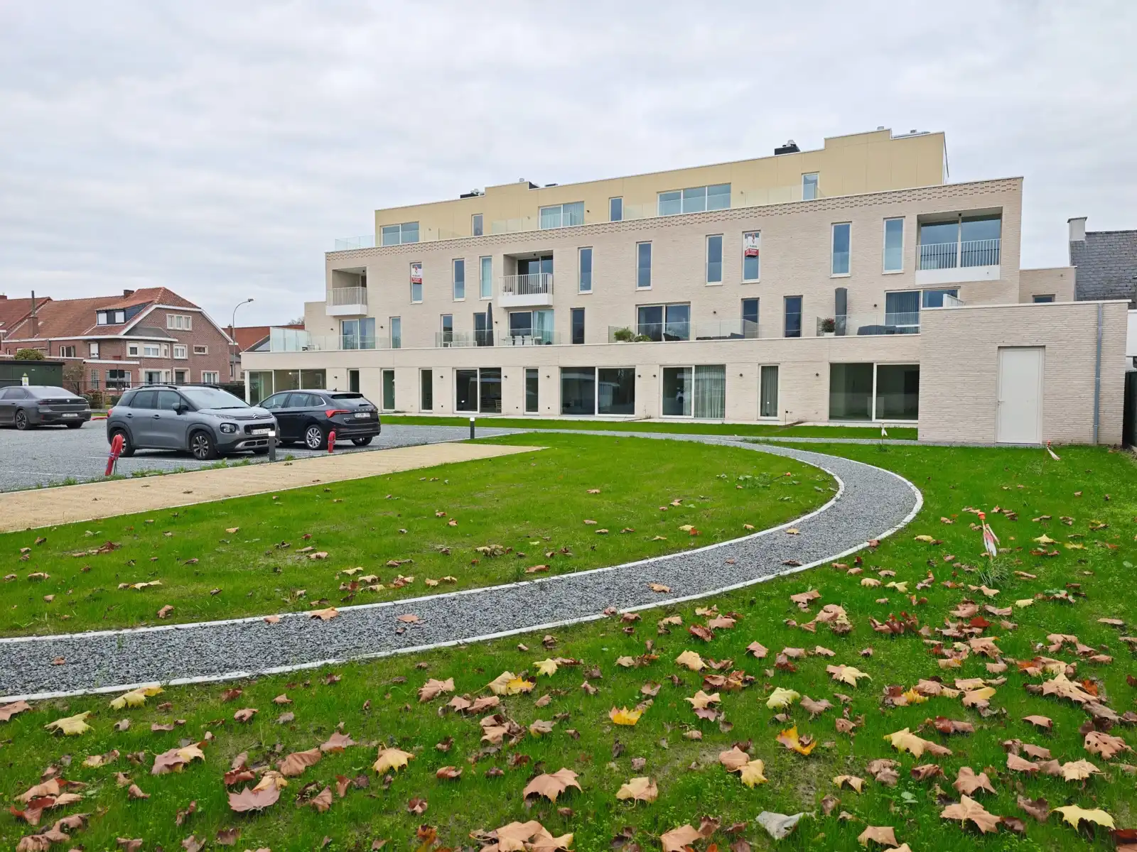 Gelijkvloers hoekappartement met grote raampartijen, zonnig terras en private tuin! foto 2