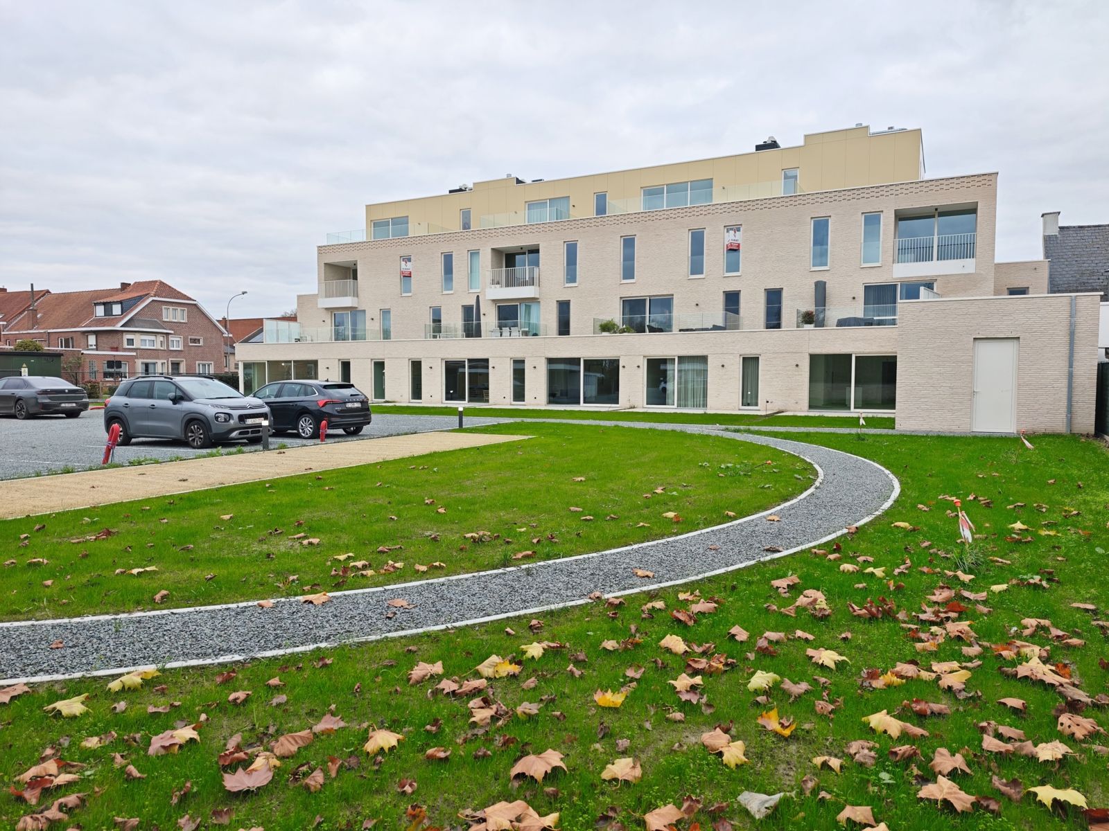 Gelijkvloers hoekappartement met grote raampartijen, zonnig terras en private tuin! foto 2