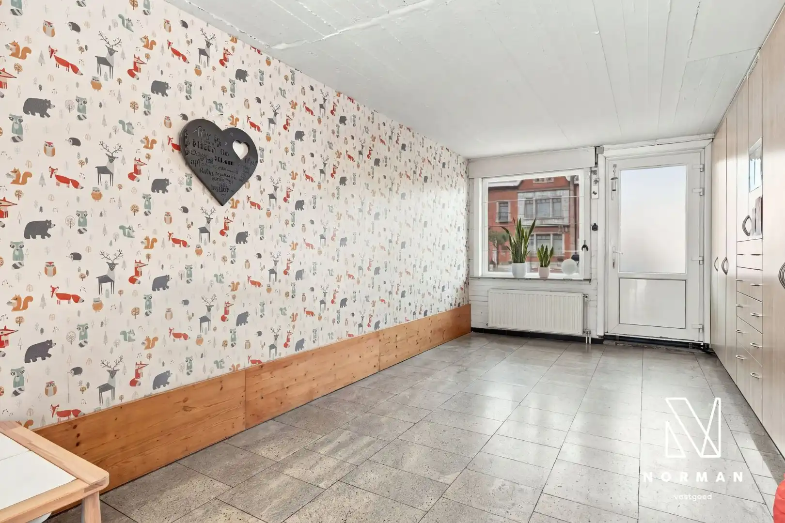Stevige woning met 5 slaapkamers en praktijkruimte met parkeerplaats op commerciële ligging foto 20