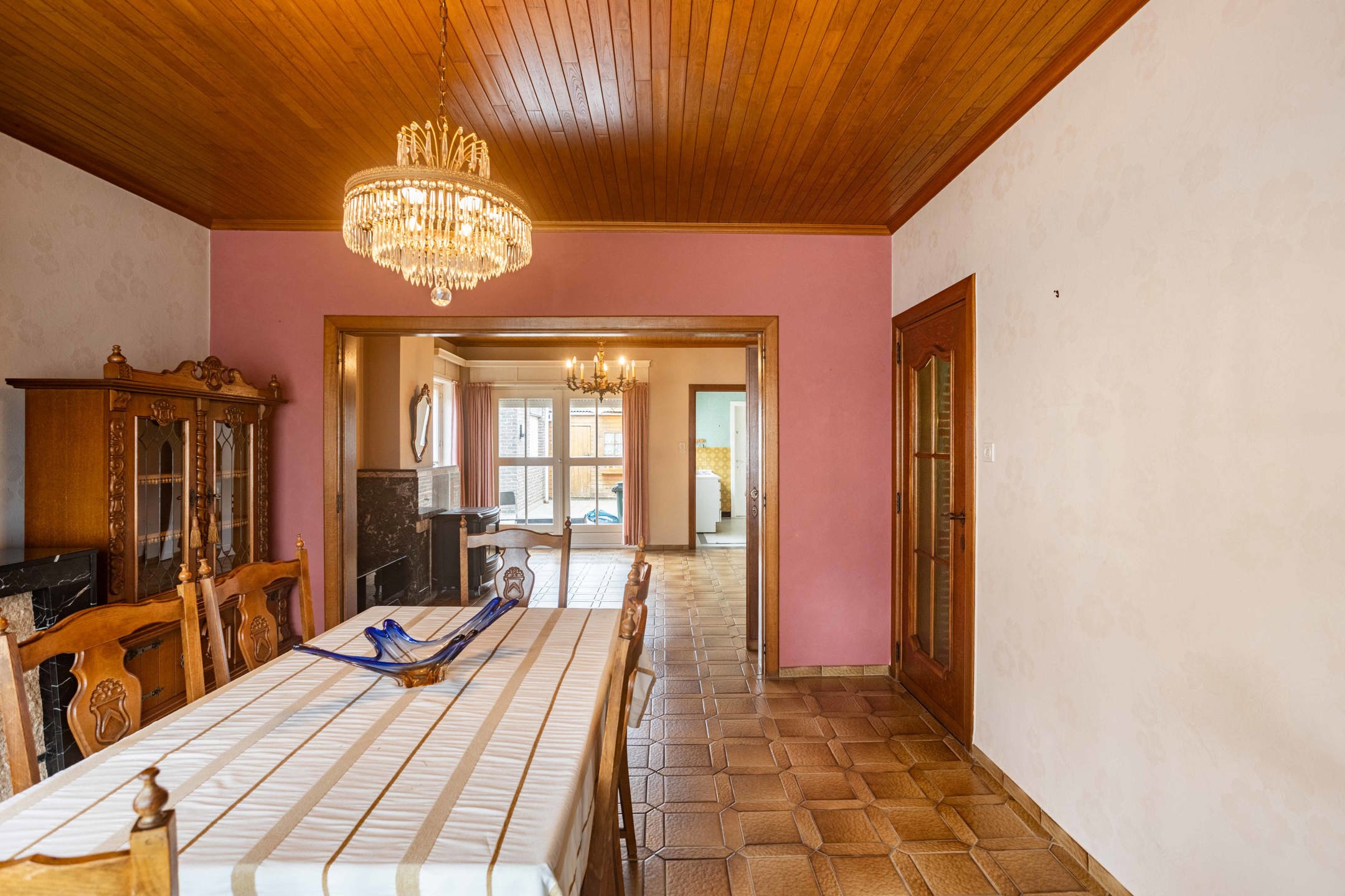 Te renoveren solide woning met garage op uitstekende locatie foto 6