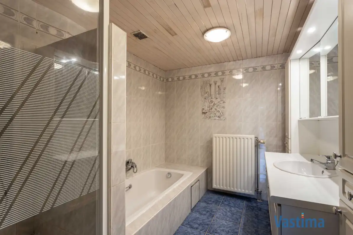 Ruime halfopen bungalow met grote kelder, 3 slaapkamers en zonnige tuin foto 19