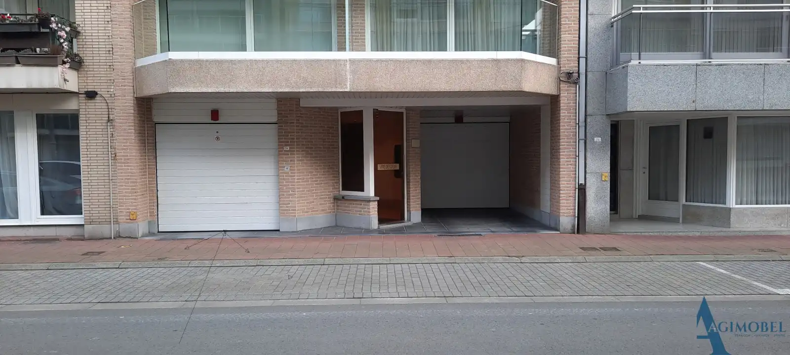 garagebox op niveau -1 -op de P. Parmentierlaan nabij de Zeedijk foto {{pictureIndex}}